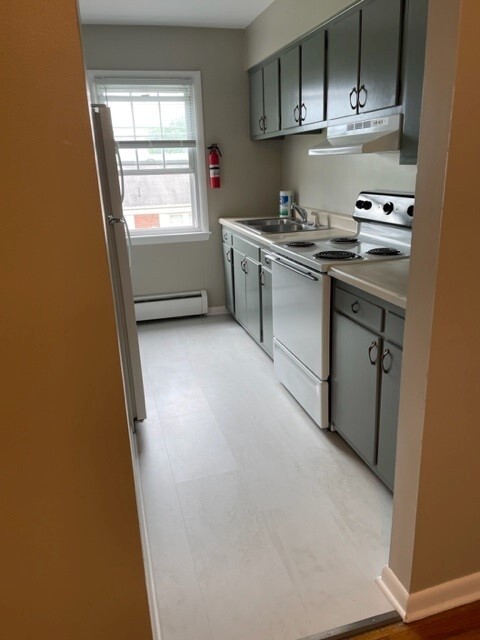 Building Photo - 915 Country Club Dr