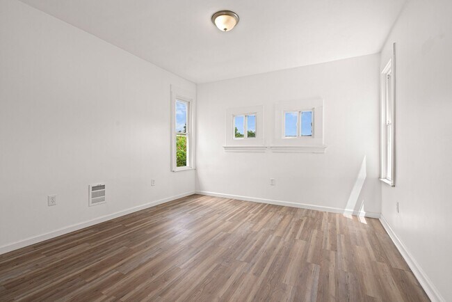 Building Photo - Stunning 4 bedroom home in Perry South available now!