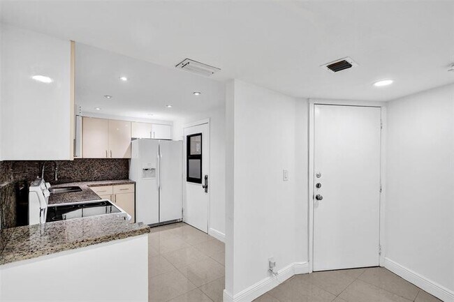Building Photo - 20400 W Country Club Dr
