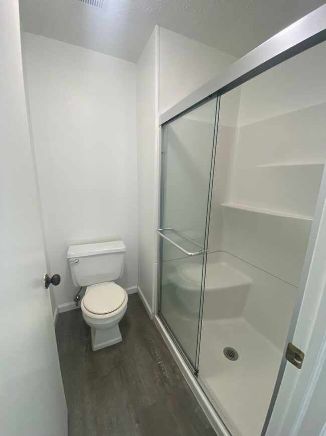 Building Photo - Spacious 2 Bedroom, 2 Bath Single-Story Home