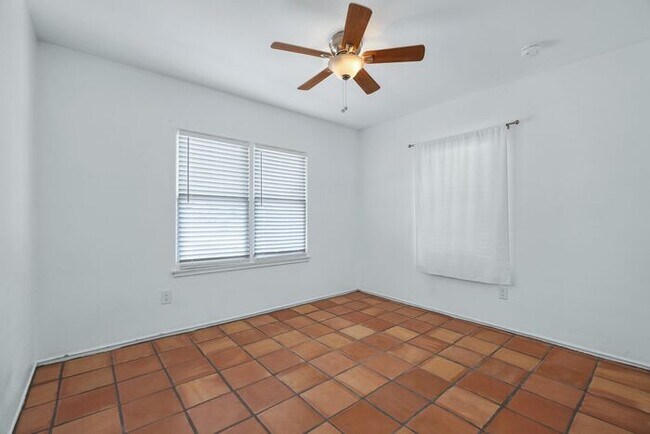Building Photo - Charming home located in a highly convenient central Phoenix area