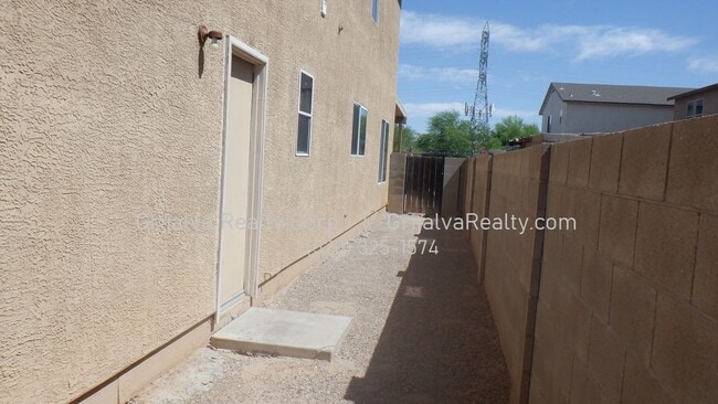 Building Photo - Beautiful 3 Bedroom 3 Bath House in Drexel...