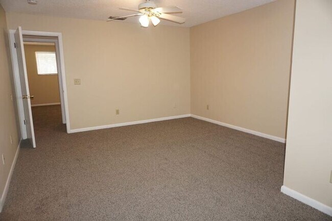 Building Photo - 3 bedroom townhouse near NAS Jax