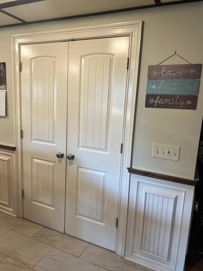 Building Photo - 1207 Australian Ave