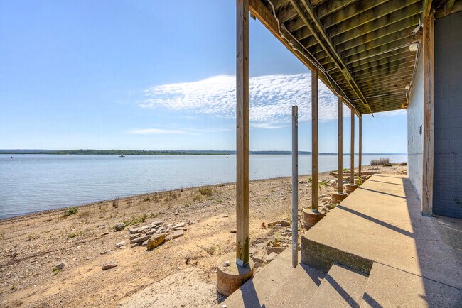 Building Photo - 15414 N River Beach Dr