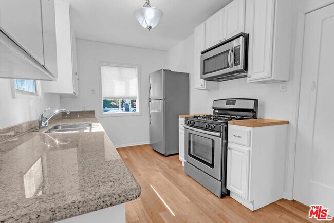 Building Photo - 736 N Poinsettia Pl