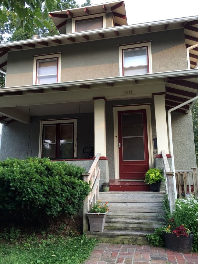 Building Photo - Classic charm in Near South!