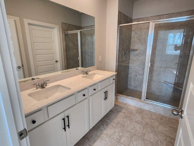 Building Photo - Stunning unit in 55+ community