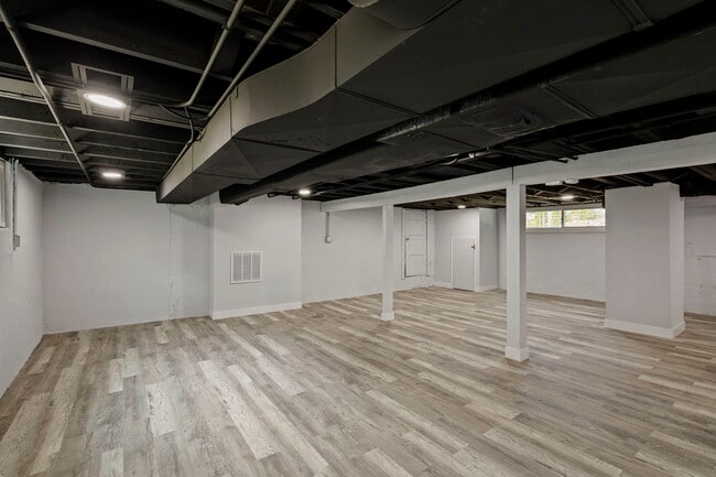 Building Photo - 104 S Seeser St