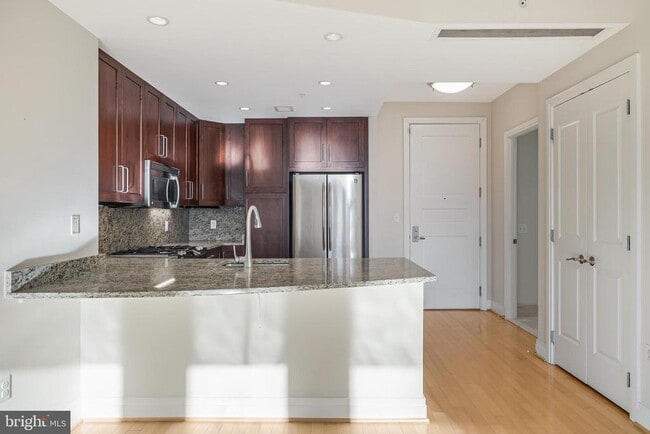 Building Photo - 8220 Crestwood Heights Dr