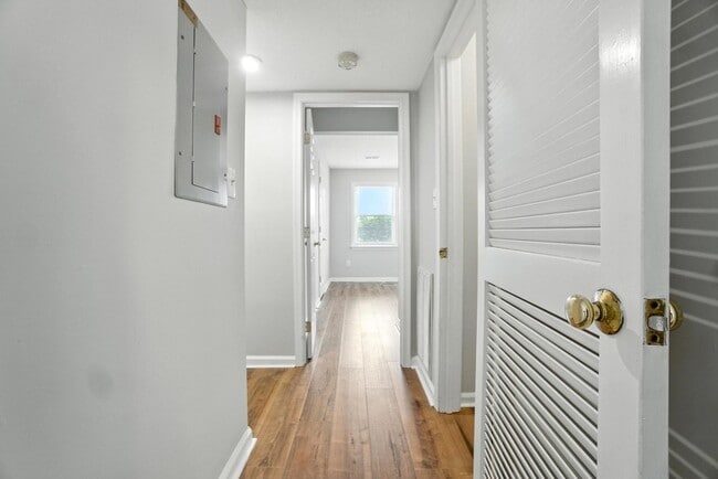 Building Photo - Updated Brick Condo in the Heart of Downto...