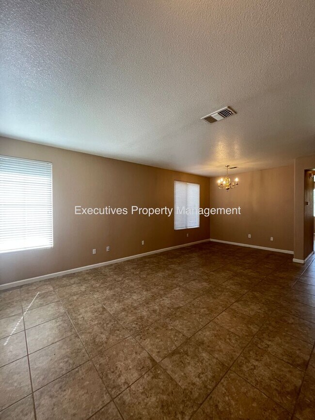 Building Photo - Available Now || 565 Peach Dr Chowchilla