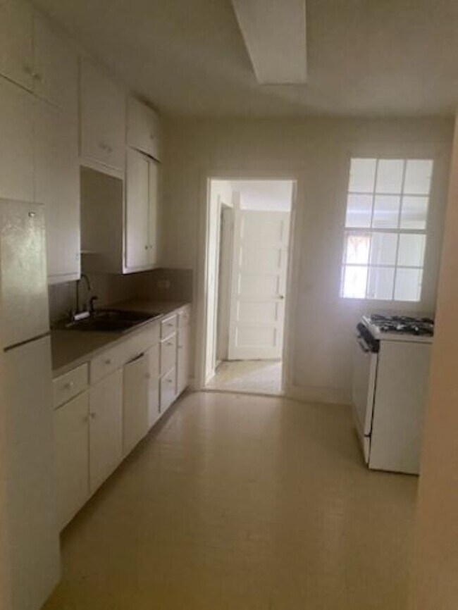 Building Photo - 541 E Pecan St