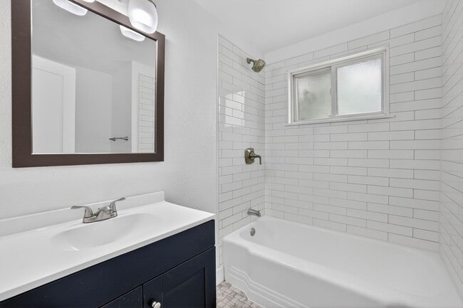 Building Photo - 2 bed 1 bath - Remodeled Home in Denver!