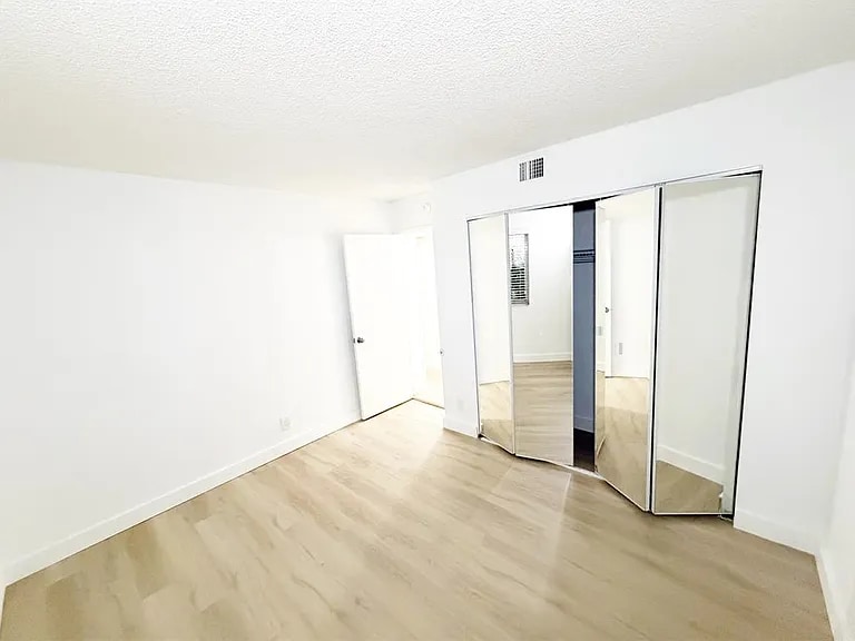 Building Photo - 709 Gardens Dr