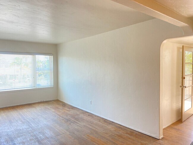 Building Photo - REFRESHED Craftmans Style Upstairs One Bed...