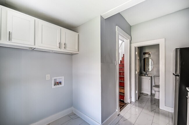 Building Photo - Charming 4 bedroom, 1 bathroom