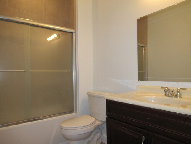 Building Photo - Charming 4 Bedroom/3.5 Bathroom Townhome with Parking Pad in Station North, MD!