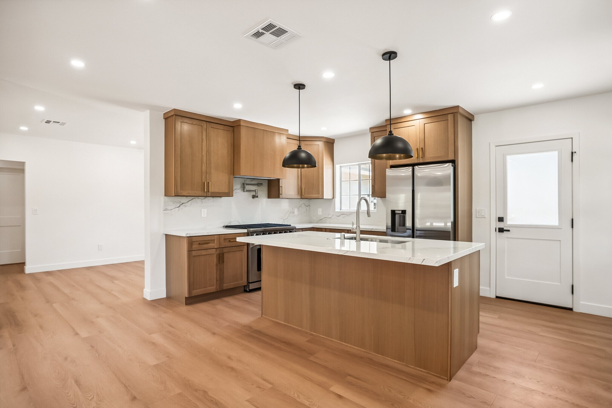 Kitchen - 4702 Kraft Ave
