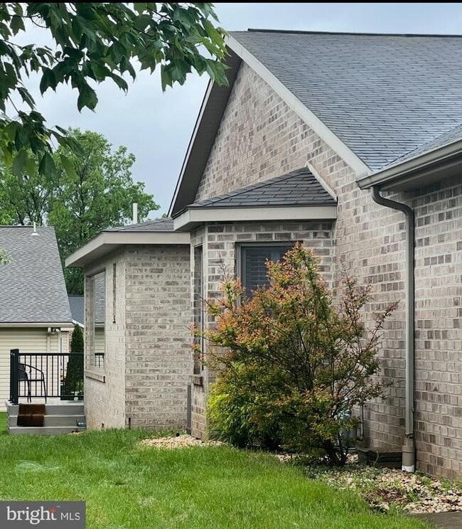 Building Photo - 348 Phoenix Dr