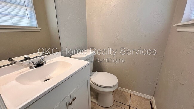 Building Photo - 8417 S Villa Ave