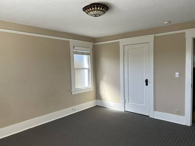 Building Photo - 2-3 Bedroom Apartment in Historic House