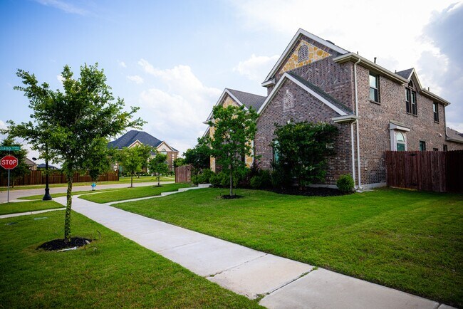 Building Photo - 13923 Hopewell Dr