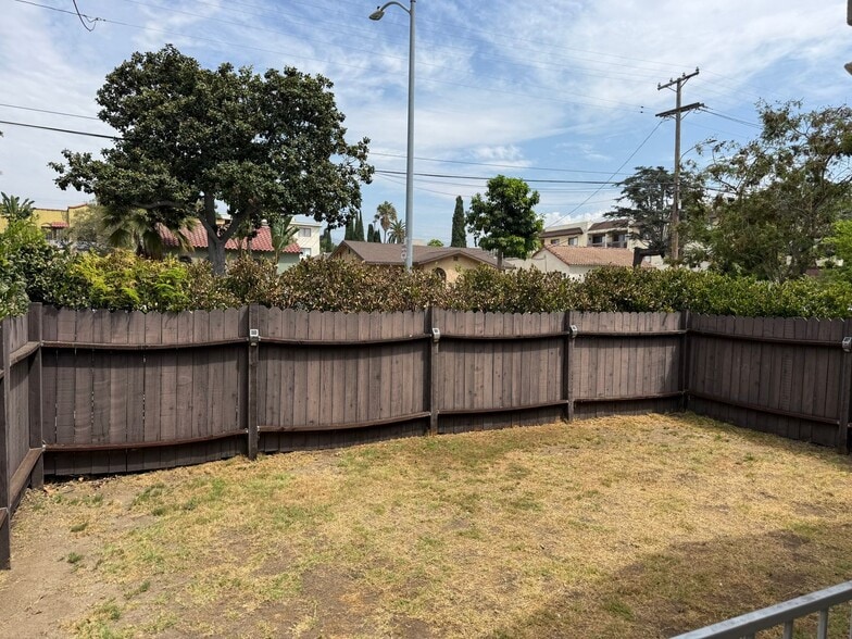 Building Photo - 2-bedroom, 1-bath home in the heart of Glendale!