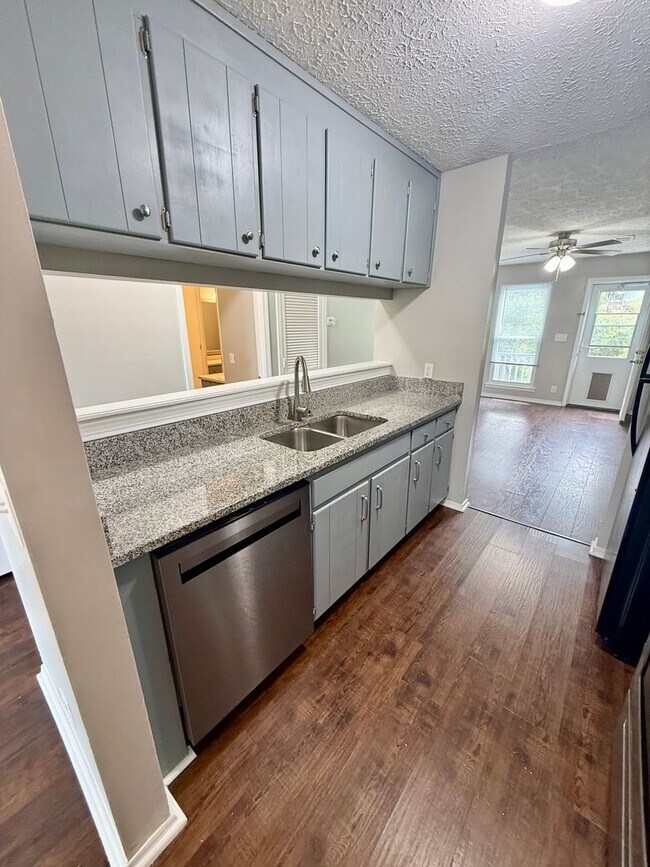Building Photo - WOW! 2 Bedroom 2 Bath in Hermitage with Deck & Great Back Yard - Available June 1!