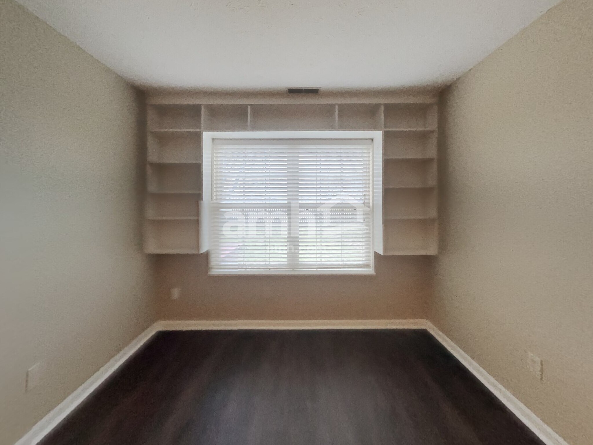 Building Photo - 10604 Magenta Dr