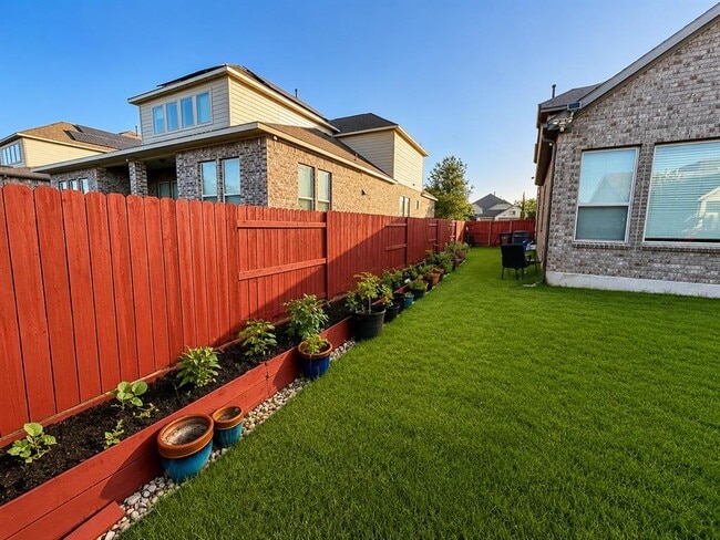 Building Photo - 14600 Iveans Way