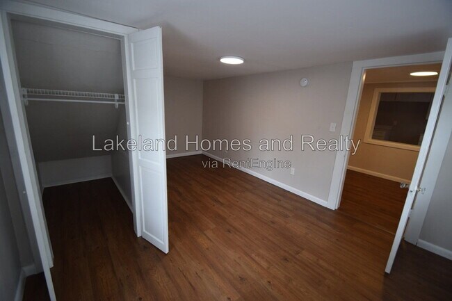Building Photo - 906 Vistabula St