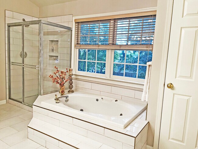 Building Photo - 2510 Heatherwood Ct