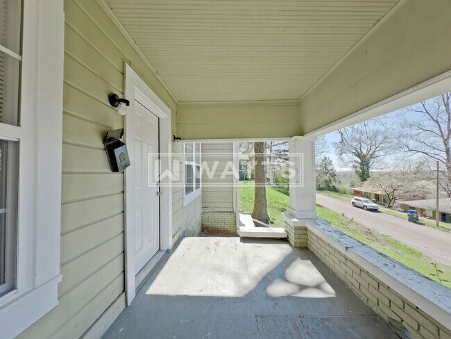 Building Photo - 3 Bedroom House in Eastlake Community