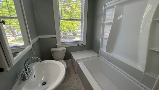 Building Photo - Renovated larg single family home! 2,200+ sf