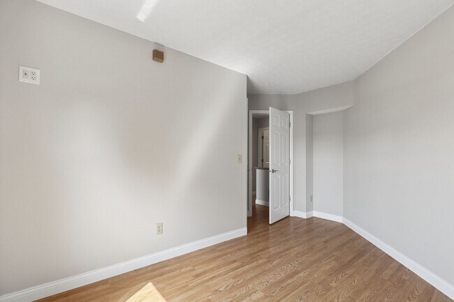Building Photo - 761 Erin St
