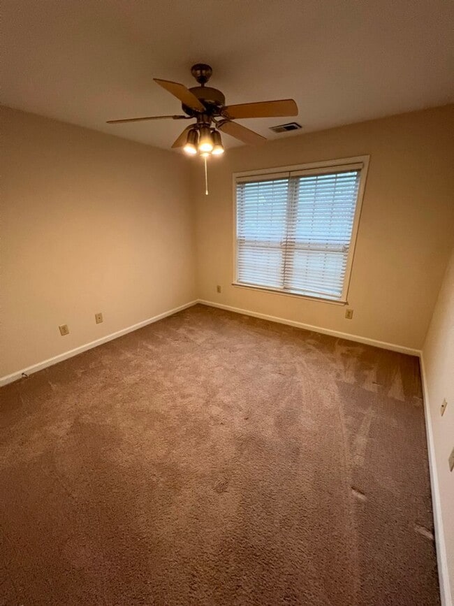 Building Photo - Townhome For Rent In Vestavia Hills!!! Ava...