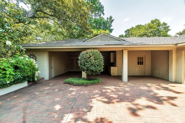 Building Photo - ** 3 bed 2 bath located in McGehee Estate ...