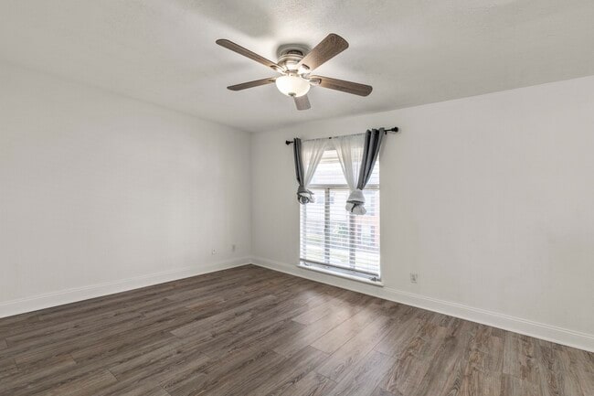 Building Photo - 10788 Briar Forest Dr