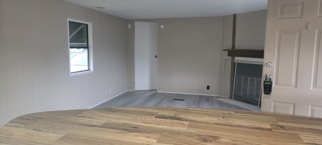 Building Photo - 2 Bedroom, 1 bath Mobile Home in Yorktowne...