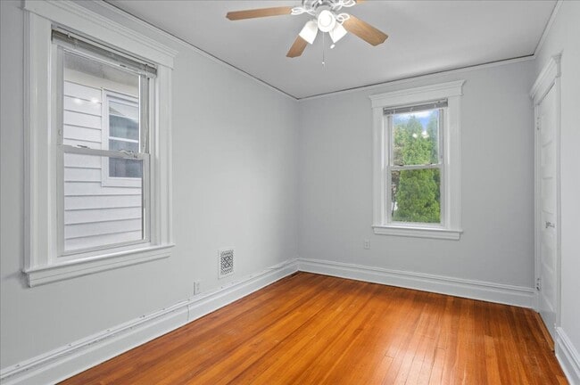 Building Photo - 4 Bed 1 Bath Large Home