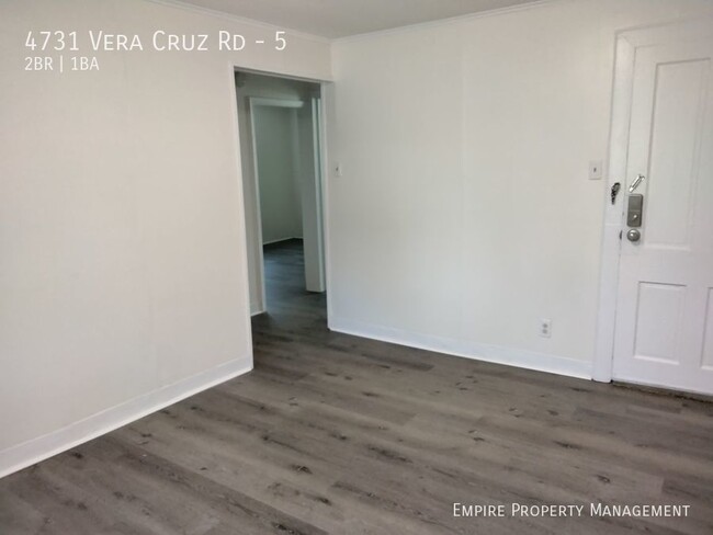 Building Photo - 2nd Floor: 2 Bedroom / 1 Bathroom Apartmen...