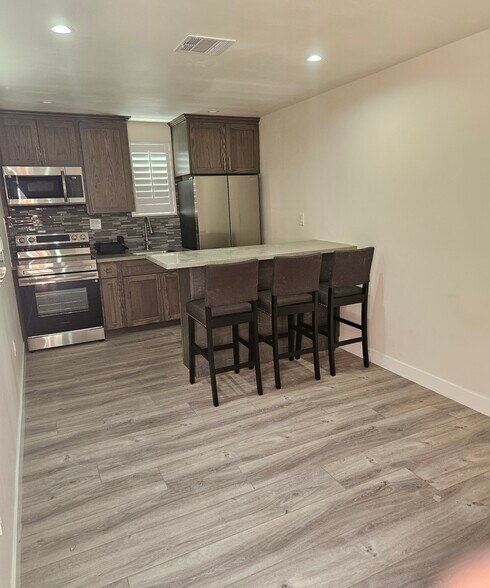 Primary Photo - 2139 W 73rd St