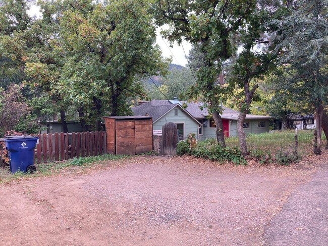 Building Photo - Cheyenne Canyon Ranch Style Home!