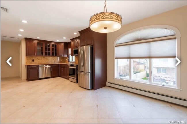 Building Photo - 171 Roslyn Rd