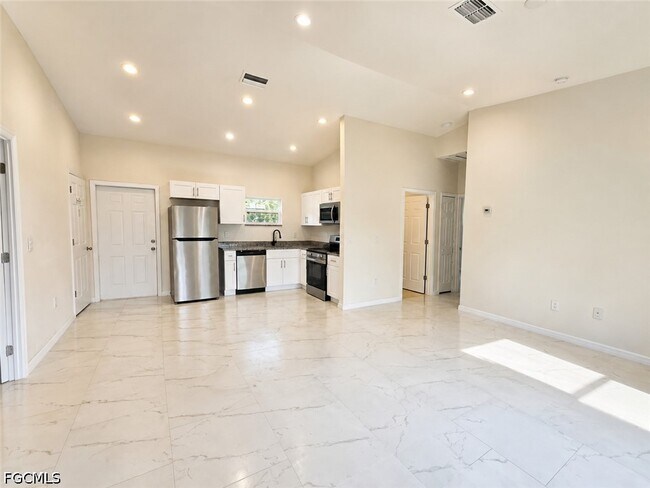 Building Photo - 2617 Queen Dr