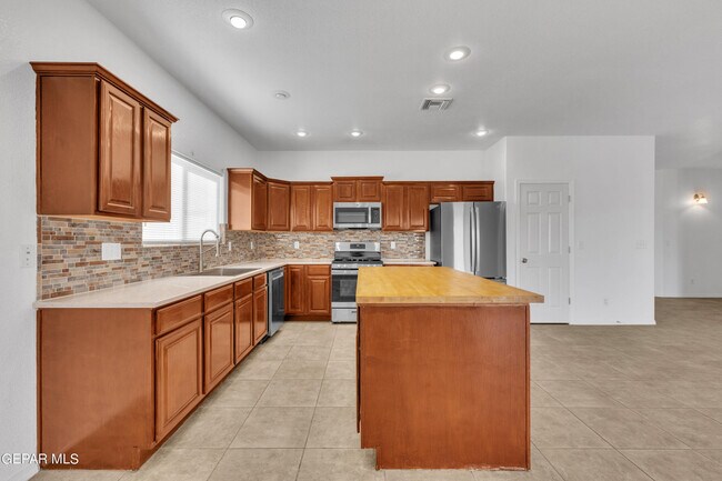 Building Photo - 657 Bariloche Dr