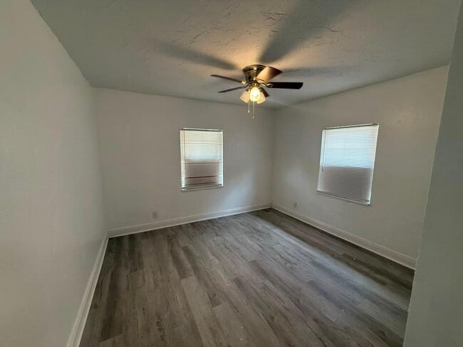Building Photo - 933 30th Ct