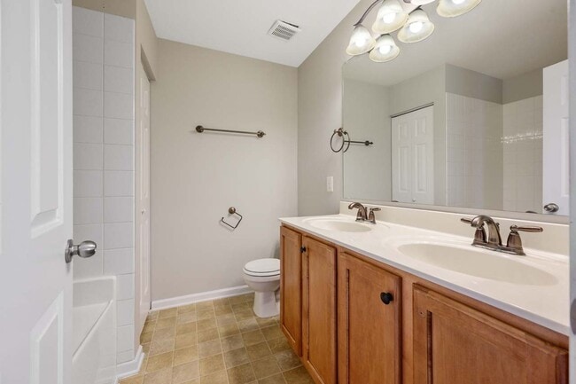 Building Photo - End Unit Townhome in Great Location!