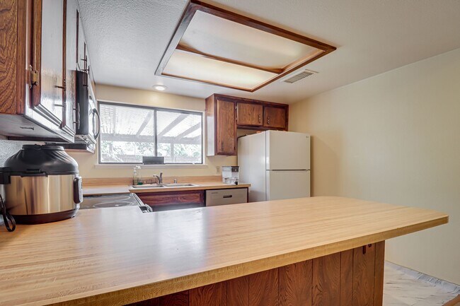 Building Photo - Great Laurelglen Home!